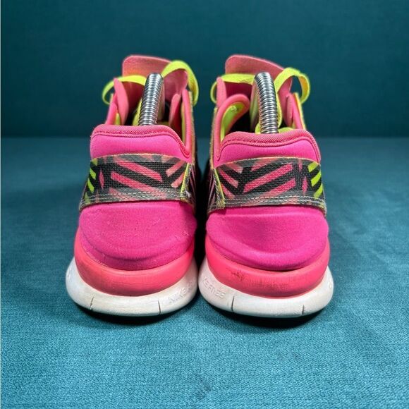Size 9 - Women’s Nike Free TR multicolor shoes - Picture 2 of 8